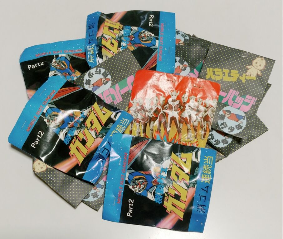 ガンダム　バッジ　１２個付き　駄菓子　台紙 駄菓子屋さんの売れ残りを開けてみた。アマダ バッジ 山勝 機動戦士