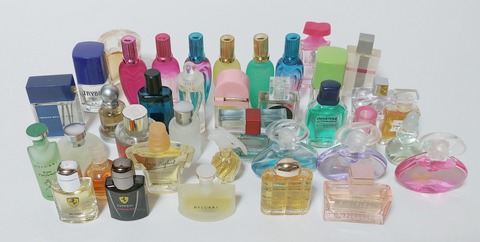 日記 暇なのでミニ香水で新たなインテリアを作ってみた。香水