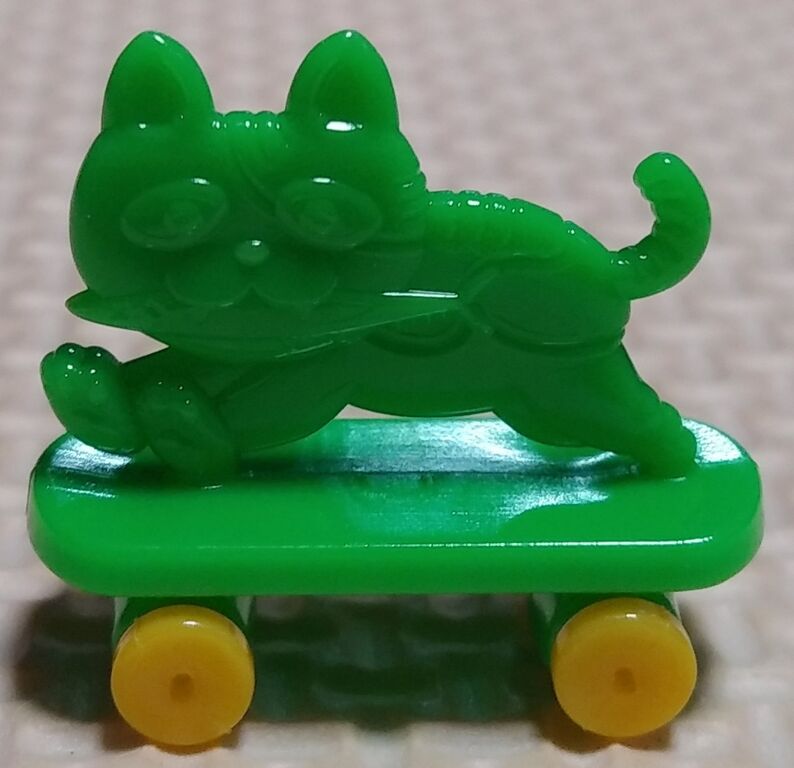 コリス フエラムネ おさかなをくわえてスケボーで逃げる どらねこ