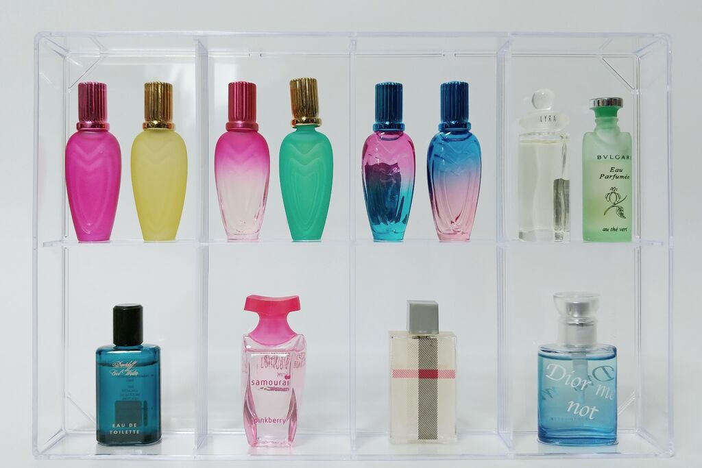 日記 暇なのでミニ香水で新たなインテリアを作ってみた。香水 ボトル