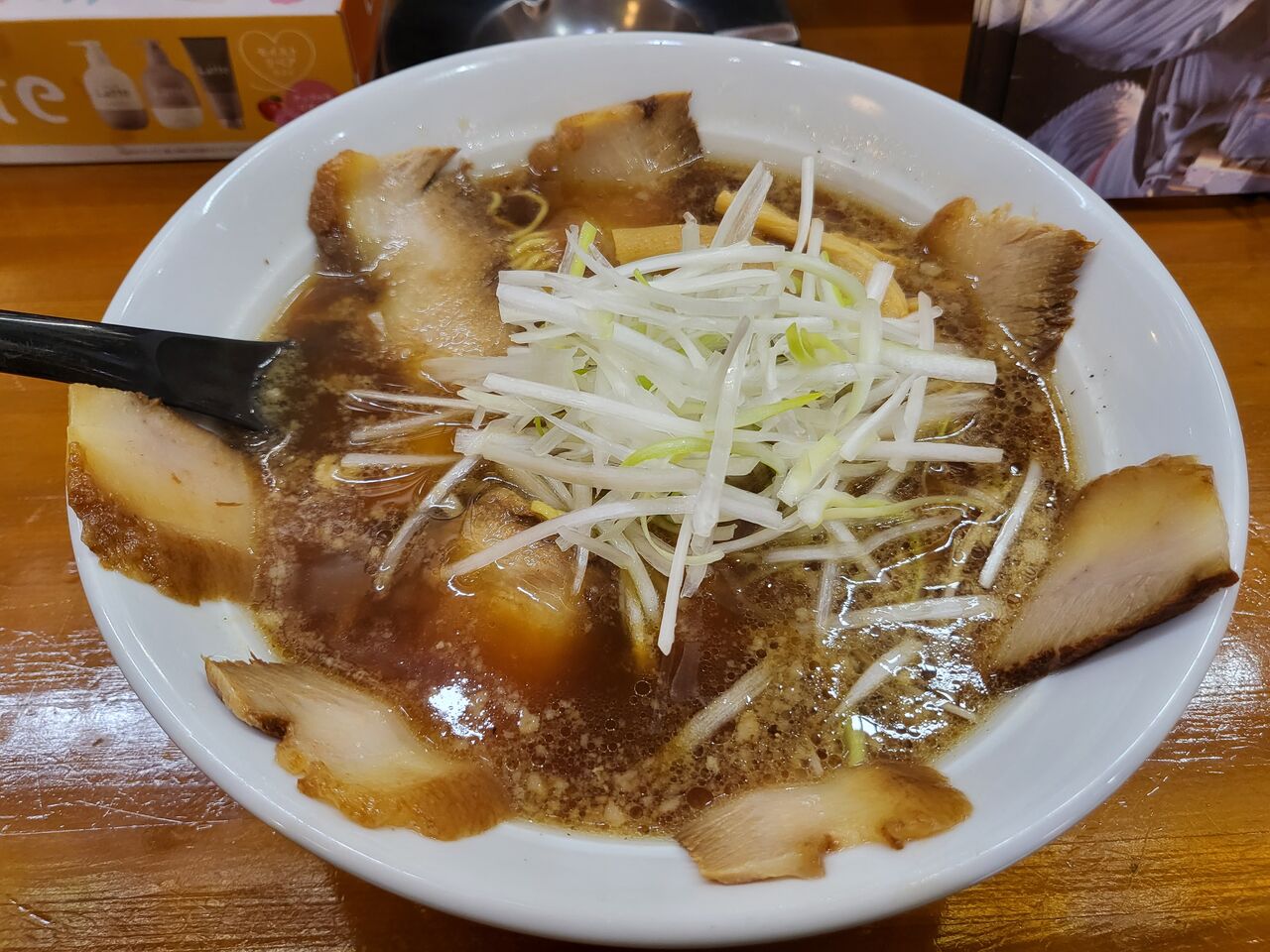 豚トロチャーシュー麺 ギョーザ 鳥若圓 Dive In Gold