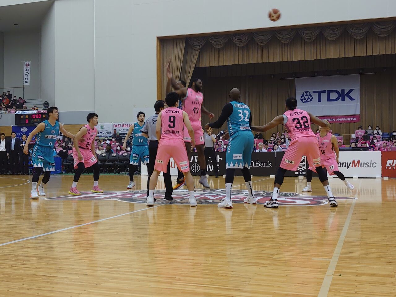 秋田ノーザンハピネッツvs京都ハンナリーズ 2 1 能代市総合体育館 Dive In Gold 秋田ノーザンハピネッツvs京都ハンナリーズ 2 1 能代市総合体育館 Dive In Gold