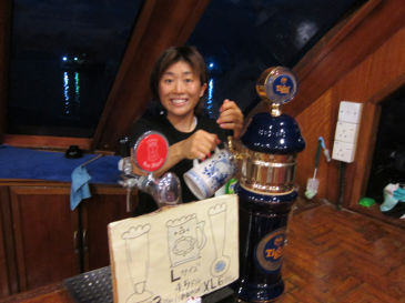 イクエーター号 ビールを注ぐクロちゃん