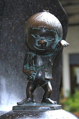 240px-Sakaiminato_Mizuki_Shigeru_Road_Zashikiwarashi_Statue_1