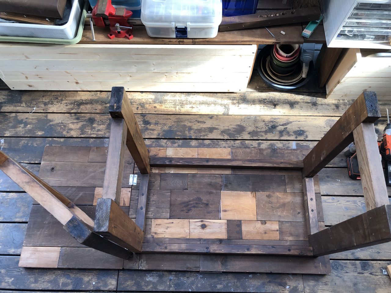 ウッドデッキの端材で作ったDIY集成材テーブルの脚を補修しBRIWAXと皿