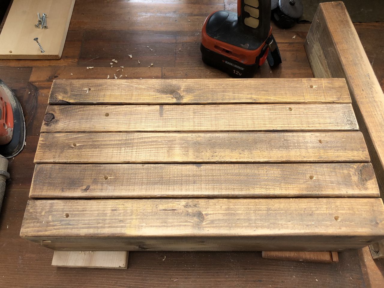 2x4と集成材の残材で室内犬 ミニチュアダックス の犬小屋を作成 なんでもdiy やりたいことは何でもやってみよう 2x4と集成材の残材で室内犬 ミニチュアダックス の犬小屋を作成 なんでもdiy やりたいことは何でもやってみよう