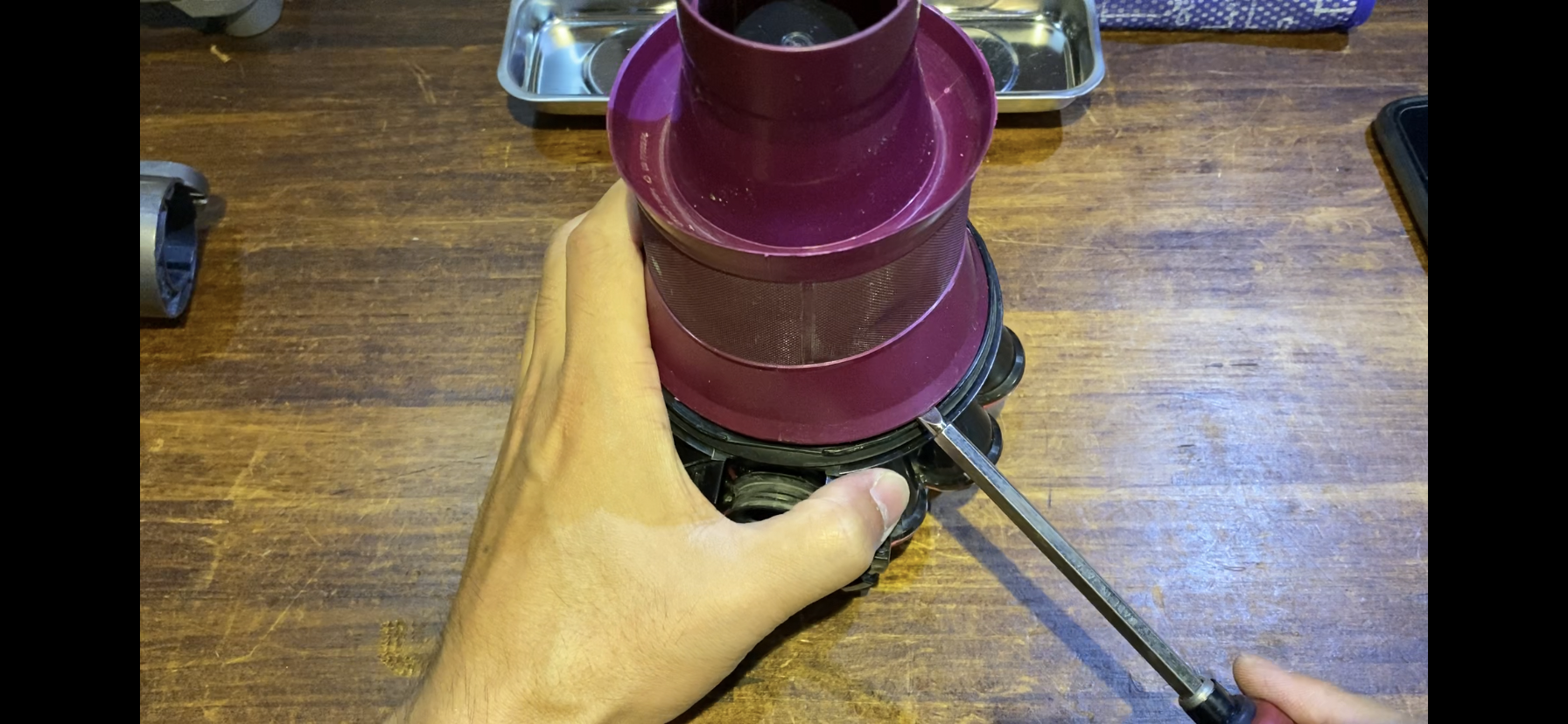 dysonの嫌な排気の臭いもこれで解決！dc62を分解清掃したので分解