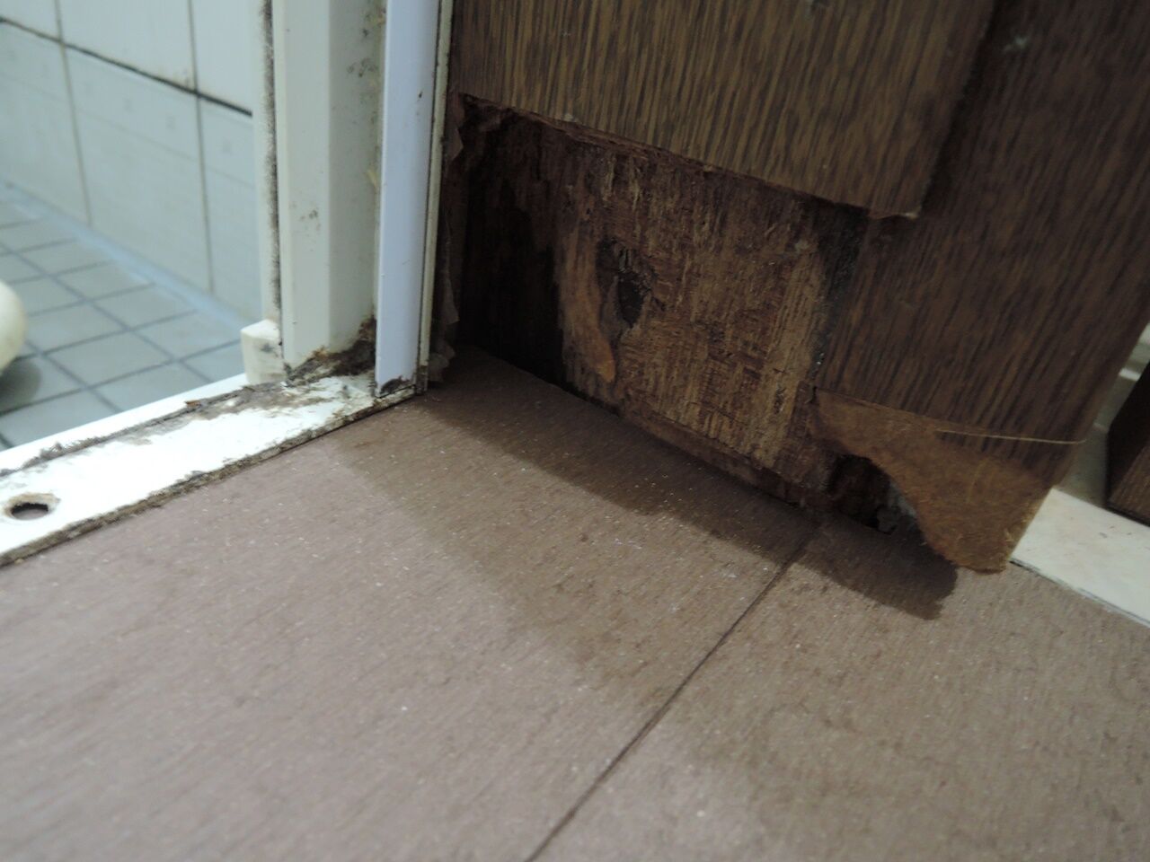 洗面所の床 浴室入口付近 を修理しました 床が腐ってしまってもう大変 ダッド パパ のdiy Usedブログ 洗面所の床 浴室入口付近 を修理しました 床が腐ってしまってもう大変 ダッド パパ のdiy Usedブログ