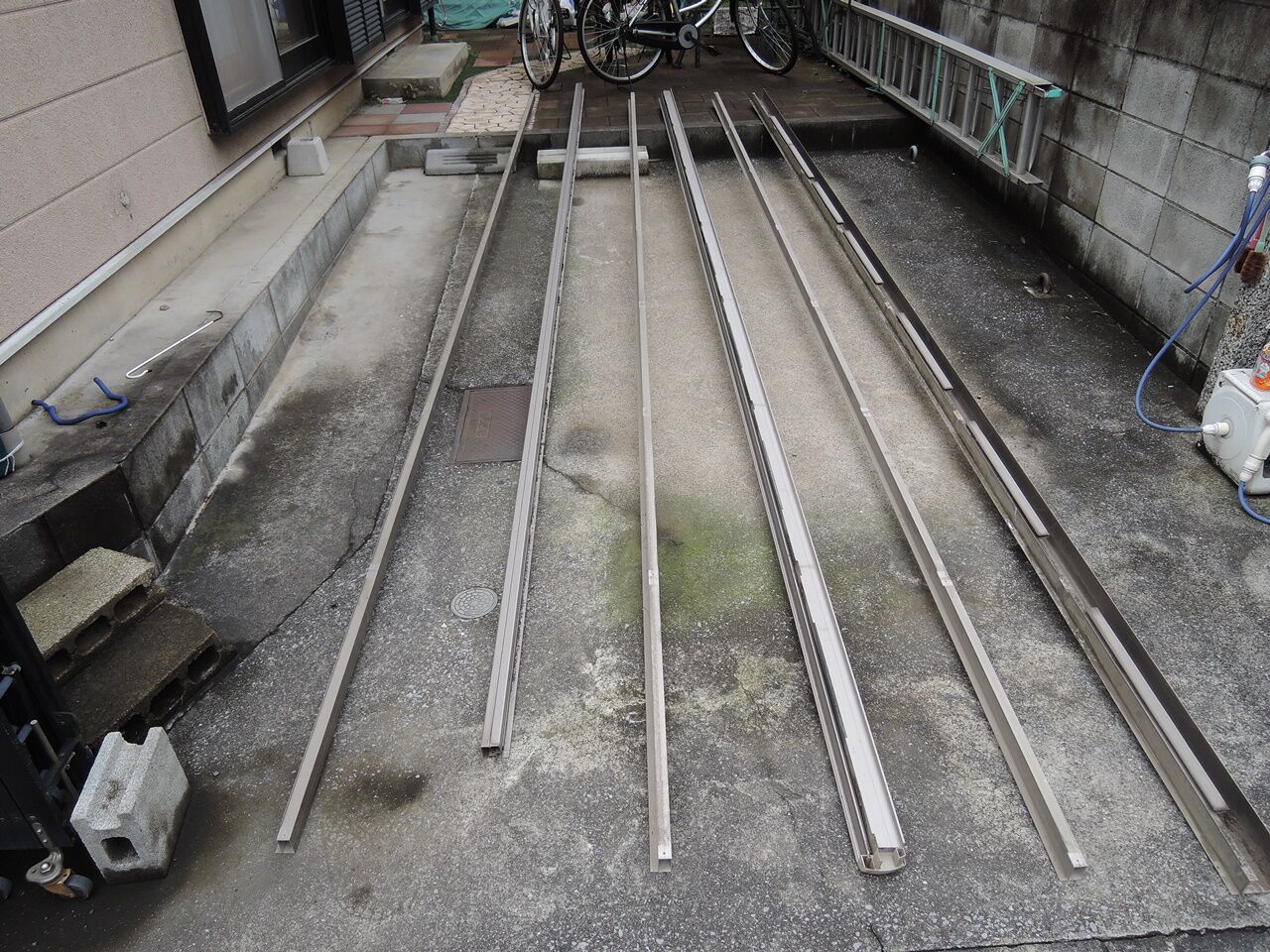 カーポートを建てました グラインダーで駐車場に切れ目を入れます 柱の位置は慎重に ダッド パパ のdiy Usedブログ カーポートを建てました グラインダーで駐車場に切れ目を入れます 柱の位置は慎重に ダッド パパ のdiy Usedブログ