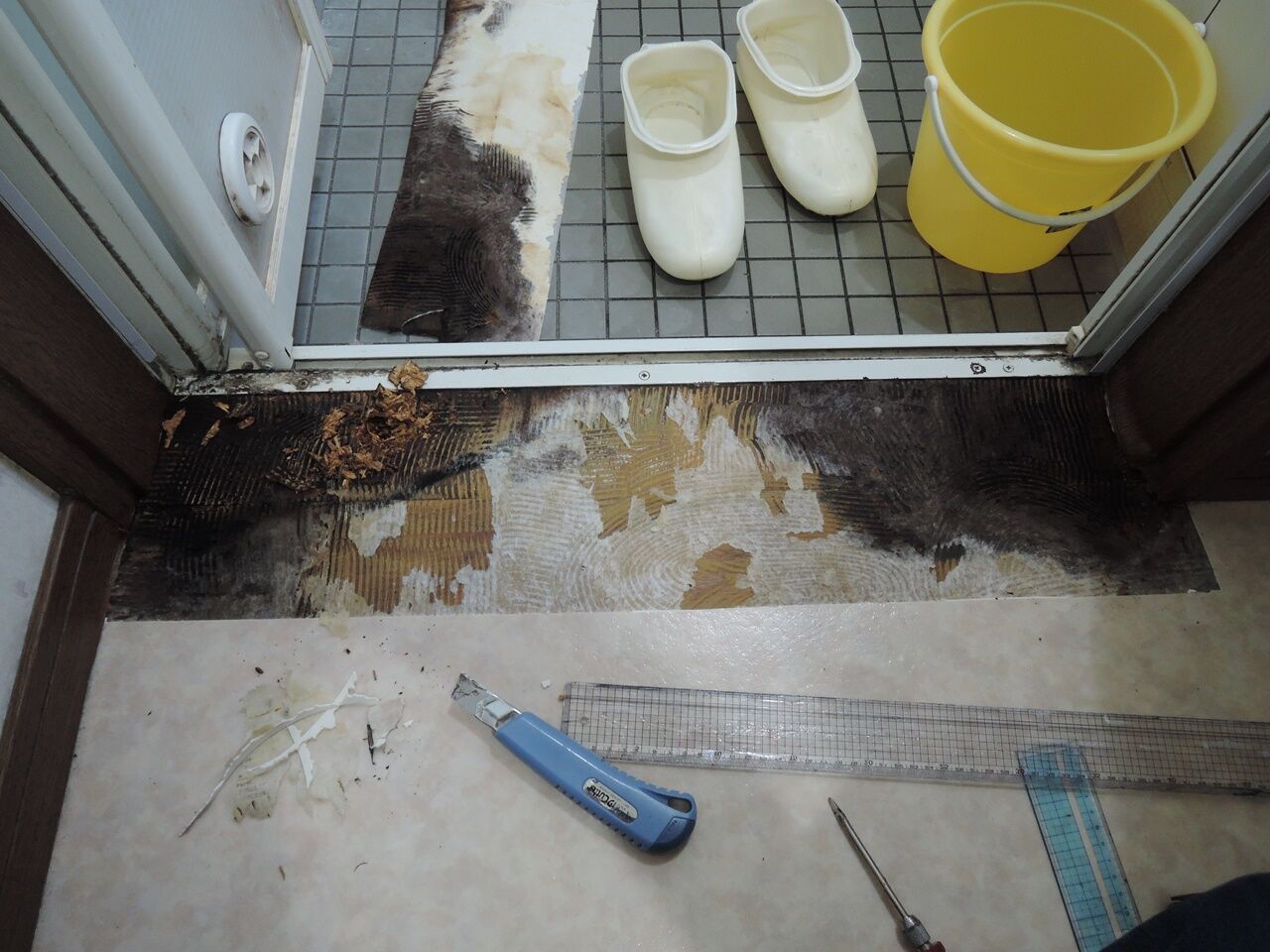 洗面所の床 浴室入口付近 を修理しました 床が腐ってしまってもう大変 ダッド パパ のdiy Usedブログ 洗面所の床 浴室入口付近 を修理しました 床が腐ってしまってもう大変 ダッド パパ のdiy Usedブログ
