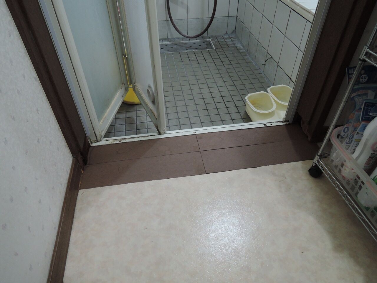 洗面所の床 浴室入口付近 を修理しました 床が腐ってしまってもう大変 ダッド パパ のdiy Usedブログ 洗面所の床 浴室入口付近 を修理しました 床が腐ってしまってもう大変 ダッド パパ のdiy Usedブログ