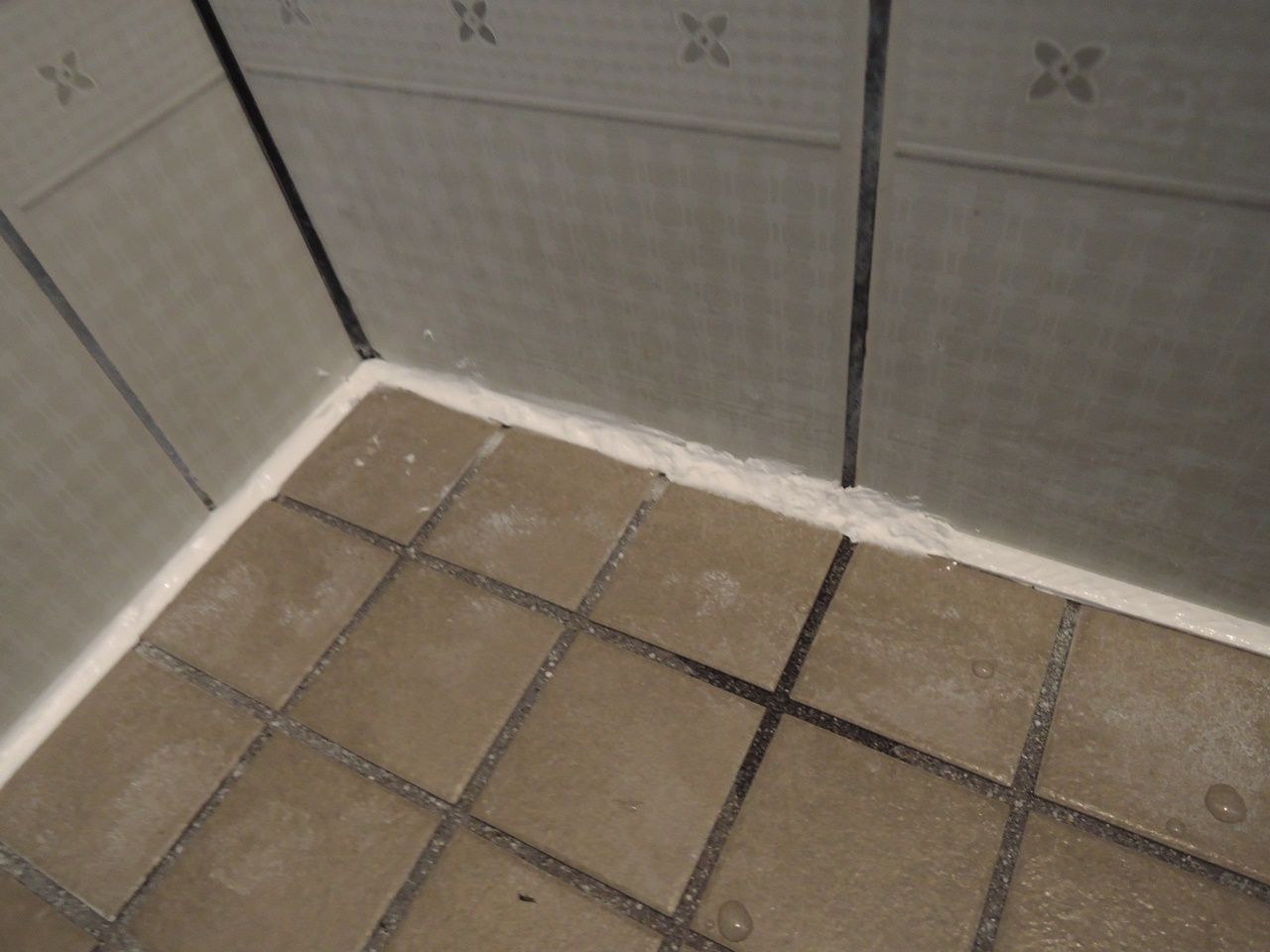 玄関ポーチに穴が開いてました 浴室をコーキングですか ダッド パパ のdiy Usedブログ
