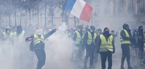 181206YellowVests_eye-700x336