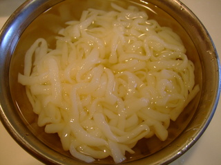 麺をお湯で温め中