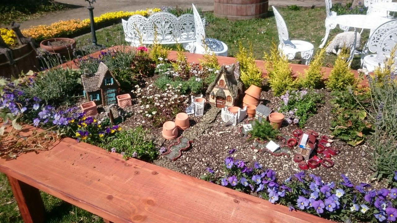 小さな庭づくり 100均グッズでミニチュアガーデン風の寄せ植えに挑戦 素敵さがし