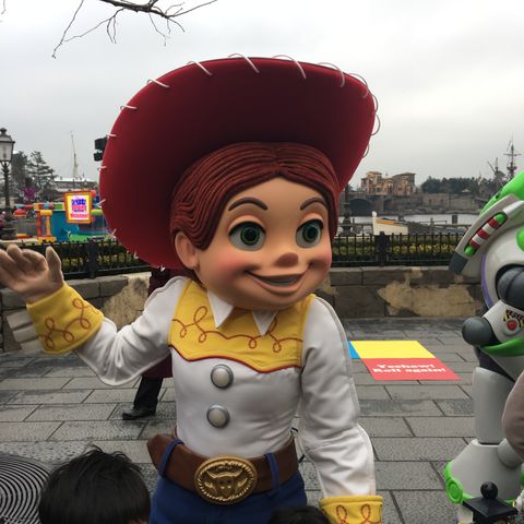 ジェシーとバズとピクサーの整列グリ おひとりさまとたまに姪っ子と行くディズニーの旅