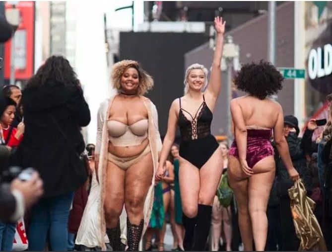 自信を持って Nyタイムズスクエアで下着姿の女性のパレード Et Voila 北米の パリ モントリオールから見た世界 自信を持って Nyタイムズスクエアで下着姿の女性のパレード Et Voila 北米の パリ モントリオールから見た世界