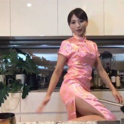 望月理恵アナ チャイナドレスのスリットから太ももを露出して見せつける！！【GIF動画あり】