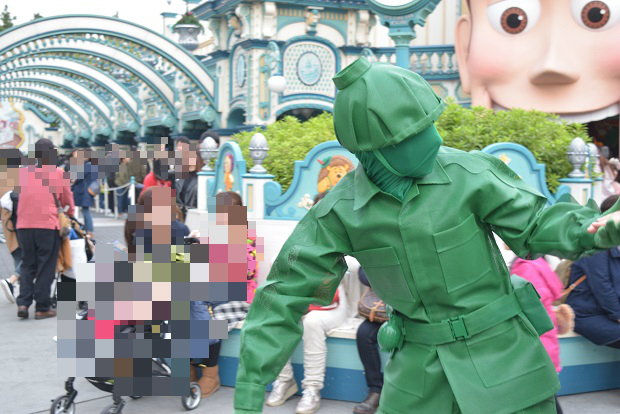 5 トイマニエリアでグリ キャラ見知り大人親子 グリーンアーミーマンに会う もと年パ 大人親子の安否情報