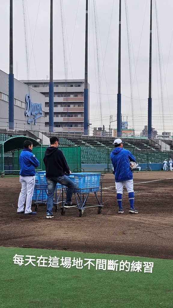 元中日・チェン、ナゴヤ球場や昇竜館で写真を撮る