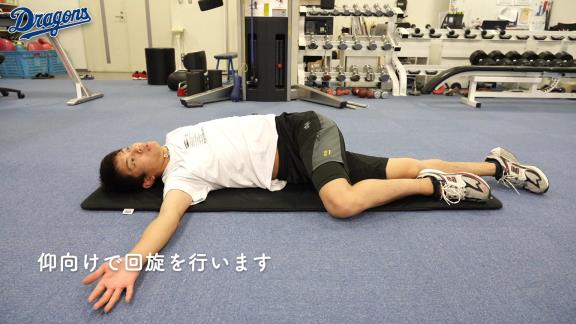 岡田俊哉投手と一緒にトレーニング！　中日が自宅でも簡単にできるストレッチ動画を公開！（キメ顔たっぷり）【動画】