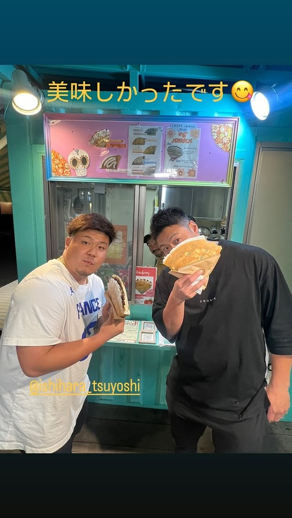 中日・細川成也、クレープを食べまくる