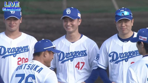 中日・砂田毅樹投手、ドラゴンズブルー新ユニフォーム姿でさわやかな笑顔を見せる