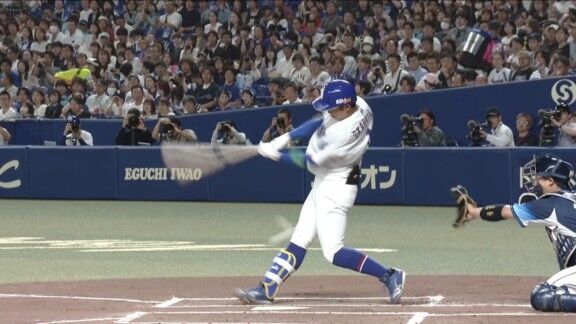 中日・岡林勇希、1軍復帰後初球で自打球のため治療へ向かうもプレーは続行