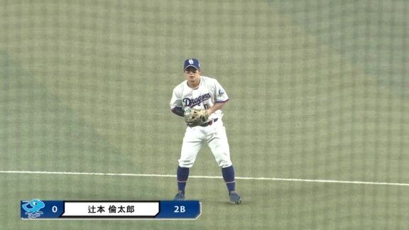 何らかの理由でスタメンを急きょ外れた中日・田中幹也、ベンチで試合を見守る