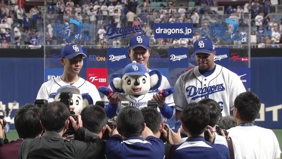 写真撮影中なぜかドアラを掲げてしまう清水達也投手