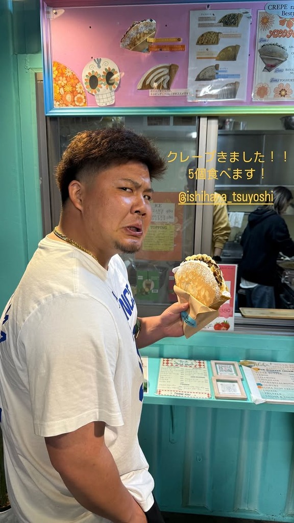 中日・細川成也、クレープを食べまくる