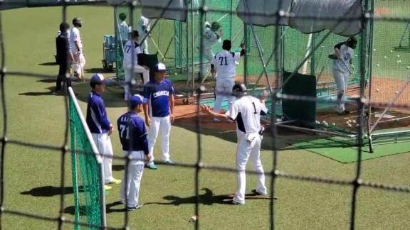 ソフトバンク・内川聖一、中日・石川昂弥と石垣雅海に13分間に渡って直接指導する【動画】