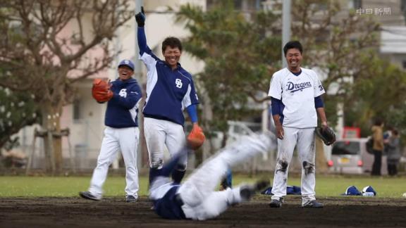 中日・桂川通訳がなぜかノックに参加！？