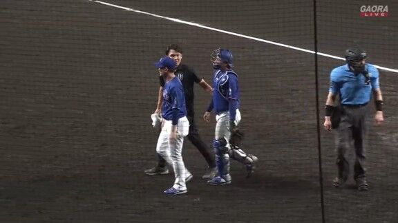 中日・井上一樹監督、負傷交代した石伊雄太の状態を明かす