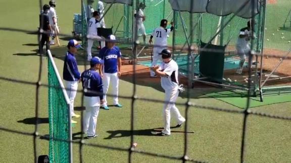 ソフトバンク・内川聖一、中日・石川昂弥と石垣雅海に13分間に渡って直接指導する【動画】