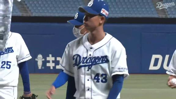 中日・京田陽太選手、バンテリンドームで木下雄介投手のTシャツを掲げる
