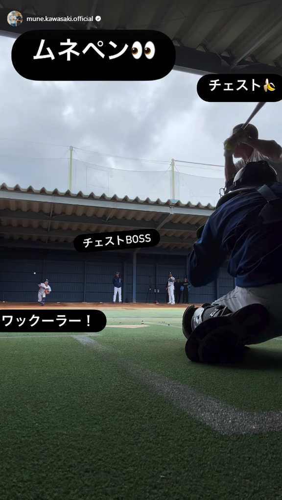 「チェストBOSS」が見守るなか、「チェスト」が「ワックーラー」のブルペン投球時に打席に立つ