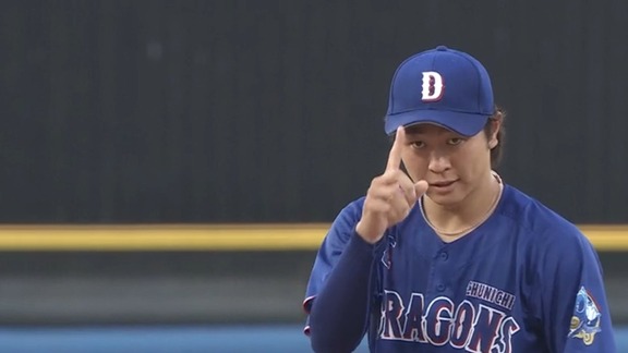 中日・高橋宏斗、新助っ人・サノーと抱き合う