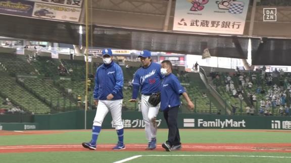 中日・藤嶋健人投手、試合後は患部にテーピングを施して引き揚げる
