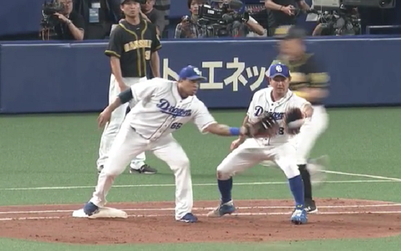 併殺プレーで松坂がビシエドへの送球を…