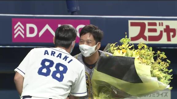 阪神・藤川球児投手「中日ドラゴンズの方々からの花束、今までお互いに痺れる戦いを沢山してきた荒木さん。そして、ドラゴンズファンの皆様の声援に身体が震えました。野球やってて良かったと夢見心地でした」