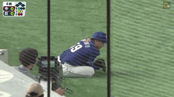 中日・高橋周平の打球がキャッチボール中の先発・山本拓実に直撃…