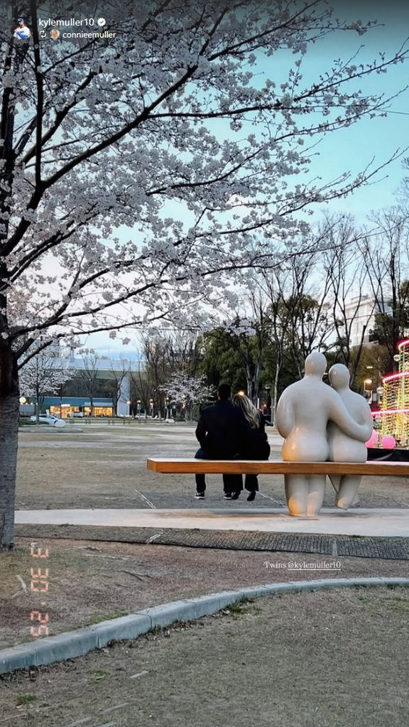 中日新助っ人・マラー、桜の前で写真を撮る