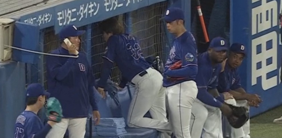 中日新助っ人・サノー、ブルペンに姿を見せる(?)