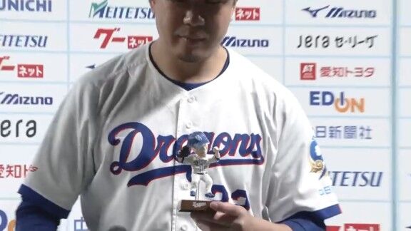 中日・大野雄大、お立ち台でグッズを宣伝しまくる