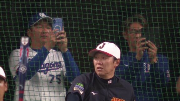 ドジャース・大谷翔平がフリー打撃 → 中日コーチたちも“撮影”