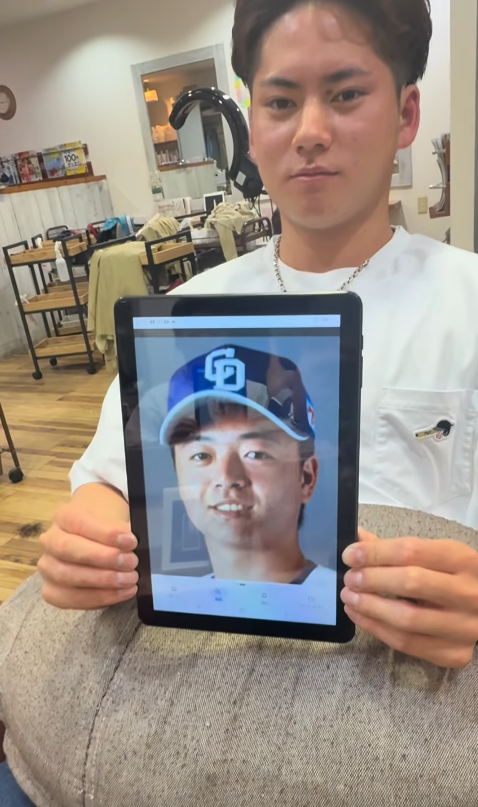 中日・金丸夢斗がパーマ＆カット → なぜかドラフト2位・櫻井頼之介の顔画像を持って動画撮影