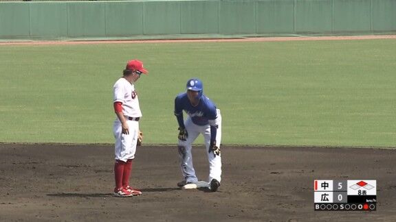 中日・石川昂弥、走塁時に左脚をおさえて途中交代