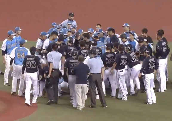 オリックス・松井雅人、乱闘に参加(?)する