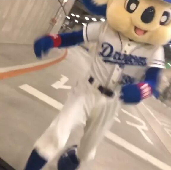 久本祐一さん、中日・ドアラに襲われる【動画】